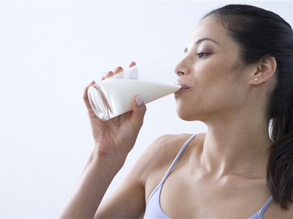 Uống sữa trước khi ngủ tốt hay gây hại cho sức khỏe?
