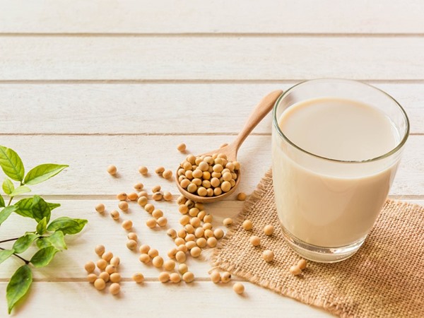 Thực hư việc uống sữa đậu nành có tăng vòng 1 không?