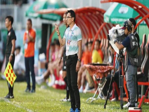 Bóng đá Việt Nam tối 29/10: HLV Kiatisuk thất vọng vì thua sân nhà