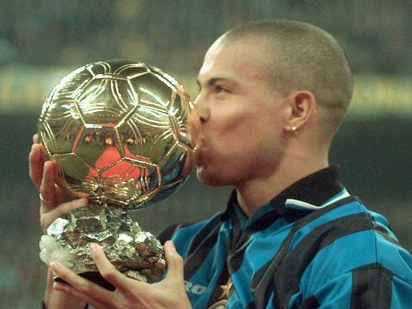 Ronaldo de lima là cầu thủ trẻ nhất giành quả bóng vàng