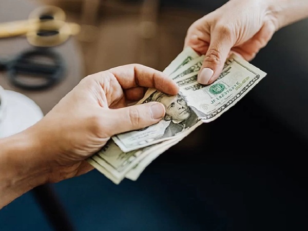 Nằm mơ thấy cho tiền có số gì tài lộc mang ý nghĩa gì