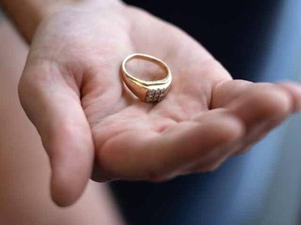 Chiêm bao thấy nhặt được nhẫn vàng